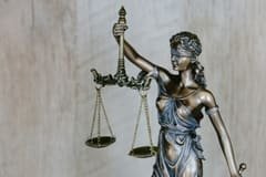 Statue de la Justice tenant une balance, symbole du droit