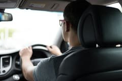 Conducteur au volant, vue depuis l'intérieur de la voiture