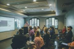 Formateur animant une session devant un groupe de participants en salle